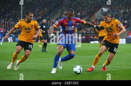 L-R Wolverhampton Wanderers Jonny, Jordan Ayew du Crystal Palace et Wolverhampton Wanderers Conor Coady pendant la première ligue entre Crystal Palace et Wolverhampton Wanderers au stade Selhurst Park à Londres, Angleterre sur 6 octobre 2018. (Photo par action Foto Sport/NurPhoto) Banque D'Images