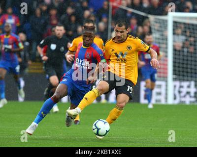 Wolverhampton Wanderers Jonny détient le Wilfried Zaha du Crystal Palace lors de la première ligue entre Crystal Palace et Wolverhampton Wanderers au stade Selhurst Park à Londres, Angleterre sur 6 octobre 2018. (Photo par action Foto Sport/NurPhoto) Banque D'Images