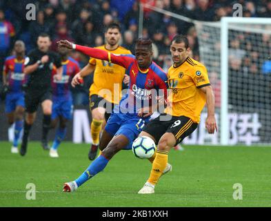 Wolverhampton Wanderers Jonny détient le Wilfried Zaha du Crystal Palace lors de la première ligue entre Crystal Palace et Wolverhampton Wanderers au stade Selhurst Park à Londres, Angleterre sur 6 octobre 2018. (Photo par action Foto Sport/NurPhoto) Banque D'Images