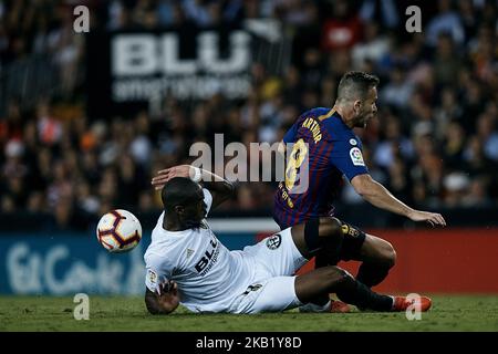 Arthur Henrique Ramos de Oliveira Melo (R) du FC Barcelone concurrence pour le ballon avec Geoffrey Kondogbia de Valencia CF pendant le match de la Liga entre Valencia CF et FC Barcelone à Mestalla on 7 octobre 2018 à Valence, Espagne (photo de David Aliaga/NurPhoto) Banque D'Images