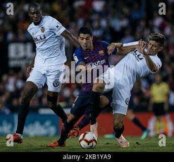 Luis Suarez (C) du FC Barcelone est en compétition pour le bal avec Gabriel Paulista (R) et Geoffrey Kondogbia de Valencia CF lors du match de la Ligue entre Valencia CF et FC Barcelone à Mestalla on 7 octobre 2018 à Valence, Espagne (photo de David Aliaga/NurPhoto) Banque D'Images