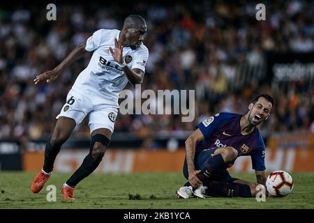 Geoffrey Kondogbia (L) de Valence CF concurrence pour le ballon avec Sergio Busquets du FC Barcelone pendant le match de la Liga entre Valencia CF et FC Barcelone à Mestalla on 7 octobre 2018 à Valence, Espagne (photo de David Aliaga/NurPhoto) Banque D'Images