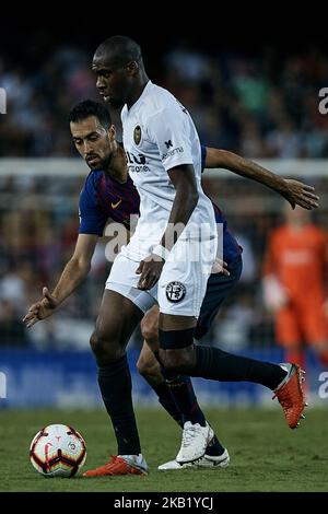 Geoffrey Kondogbia (R) de Valence CF concurrence pour le ballon avec Sergio Busquets du FC Barcelone pendant le match de la Liga entre Valencia CF et FC Barcelone à Mestalla on 7 octobre 2018 à Valence, Espagne (photo de David Aliaga/NurPhoto) Banque D'Images