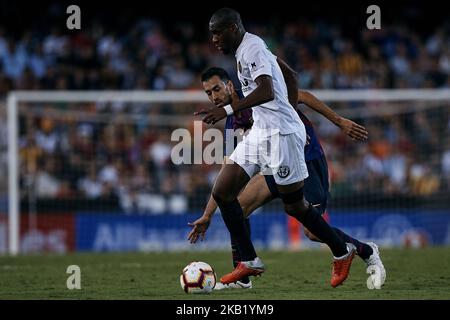 Geoffrey Kondogbia (R) de Valence CF concurrence pour le ballon avec Sergio Busquets du FC Barcelone pendant le match de la Liga entre Valencia CF et FC Barcelone à Mestalla on 7 octobre 2018 à Valence, Espagne (photo de David Aliaga/NurPhoto) Banque D'Images