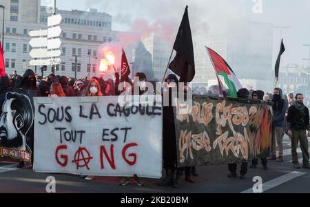 Les manifestants, connus sous le nom de « bloc noir », ont une bannière qui se lit « sous le capot tout est gang » et « vous prenez la rue, vous ne le traversez pas » lors d'une grève nationale d'une journée sur les politiques du président Emmanuel Macron sur 9 octobre 2018 à Nantes, dans l'ouest de la France. (Photo par Estelle Ruiz/NurPhoto) Banque D'Images