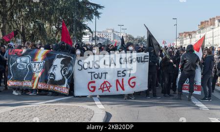 Les manifestants, connus sous le nom de « bloc noir », ont une bannière qui se lit « sous le capot tout est gang » et « vous prenez la rue, vous ne le traversez pas » lors d'une grève nationale d'une journée sur les politiques du président Emmanuel Macron sur 9 octobre 2018 à Nantes, dans l'ouest de la France. (Photo par Estelle Ruiz/NurPhoto) Banque D'Images