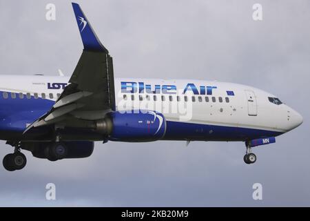 Blue Air Boeing 737-800 avec enregistrement YR-BMN a effectué pour la première fois en 2011 un atterrissage à l'aéroport international d'Amsterdam Schiphol aux pays-Bas. Blue Air Aircraft fonctionne pour LOT Polish Airlines car il est loué à l'eau. Blue Air a une flotte de 30 types différents de Boeing 737 et 12 de plus en ordre. 3 d'entre eux sont loués à l'eau à LOT Polish Airlines. LE LOT relie Amsterdam à l'aéroport Chopin de Varsovie. (Photo de Nicolas Economou/NurPhoto) Banque D'Images