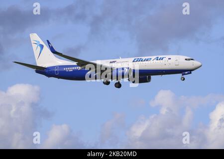 Blue Air Boeing 737-800 avec enregistrement YR-BMN a effectué pour la première fois en 2011 un atterrissage à l'aéroport international d'Amsterdam Schiphol aux pays-Bas. Blue Air Aircraft fonctionne pour LOT Polish Airlines car il est loué à l'eau. Blue Air a une flotte de 30 types différents de Boeing 737 et 12 de plus en ordre. 3 d'entre eux sont loués à l'eau à LOT Polish Airlines. LE LOT relie Amsterdam à l'aéroport Chopin de Varsovie. (Photo de Nicolas Economou/NurPhoto) Banque D'Images