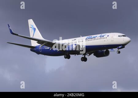 Blue Air Boeing 737-800 avec enregistrement YR-BMN a effectué pour la première fois en 2011 un atterrissage à l'aéroport international d'Amsterdam Schiphol aux pays-Bas. Blue Air Aircraft fonctionne pour LOT Polish Airlines car il est loué à l'eau. Blue Air a une flotte de 30 types différents de Boeing 737 et 12 de plus en ordre. 3 d'entre eux sont loués à l'eau à LOT Polish Airlines. LE LOT relie Amsterdam à l'aéroport Chopin de Varsovie. (Photo de Nicolas Economou/NurPhoto) Banque D'Images