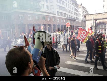 Les manifestants protestent lors d'une grève nationale d'une journée au sujet de la politique du président français Emmanuel Macron sur l'9 octobre 2018 à Strasbourg, dans l'est de la France. (Photo par Elyxandro Cegarra/NurPhoto) Banque D'Images