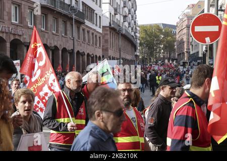 Les manifestants protestent lors d'une grève nationale d'une journée au sujet de la politique du président français Emmanuel Macron sur l'9 octobre 2018 à Strasbourg, dans l'est de la France. (Photo par Elyxandro Cegarra/NurPhoto) Banque D'Images