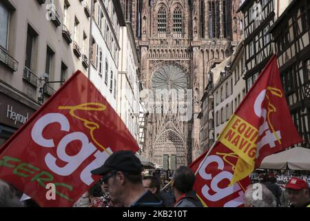 Les manifestants protestent lors d'une grève nationale d'une journée au sujet de la politique du président français Emmanuel Macron sur l'9 octobre 2018 à Strasbourg, dans l'est de la France. (Photo par Elyxandro Cegarra/NurPhoto) Banque D'Images