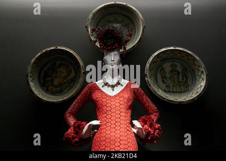 Les robes sont exposées à 'TELVA attributo. Una cronica de moda. Exposition de Coleccion Naty Abascal à l'Académie royale des Beaux-Arts de San Fernando à Madrid, Espagne. 09 octobre 2018. (Photo par Angel Perez Meca/NurPhoto) Banque D'Images