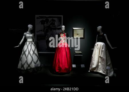 Les robes sont exposées à 'TELVA attributo. Una cronica de moda. Exposition de Coleccion Naty Abascal à l'Académie royale des Beaux-Arts de San Fernando à Madrid, Espagne. 09 octobre 2018. (Photo par Angel Perez Meca/NurPhoto) Banque D'Images