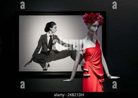 Les robes sont exposées à 'TELVA attributo. Una cronica de moda. Exposition de Coleccion Naty Abascal à l'Académie royale des Beaux-Arts de San Fernando à Madrid, Espagne. 09 octobre 2018. (Photo par Angel Perez Meca/NurPhoto) Banque D'Images