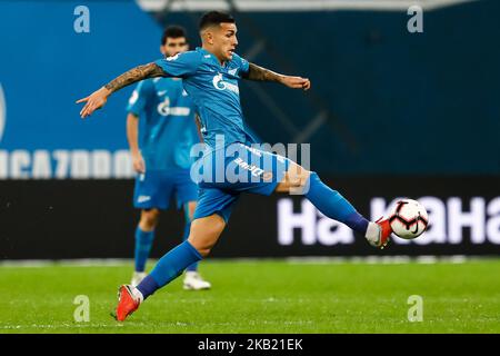 Leandro Paredes (C) du FC Zenit Saint-Pétersbourg en action lors du match de la première Ligue russe entre le FC Zenit Saint-Pétersbourg et le FC Krasnodar sur 7 octobre 2018 au stade de Saint-Pétersbourg, en Russie. (Photo de Mike Kireev/NurPhoto) Banque D'Images