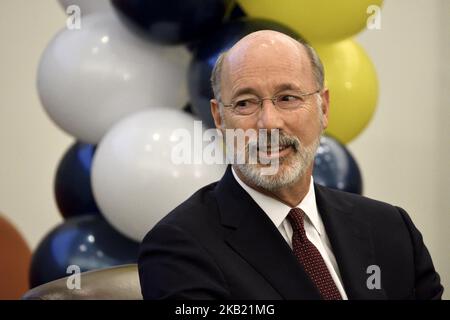 Tom Wolf, candidat sortant et démocrate, et Scott Wagner (non représenté), candidat républicain pour le siège du gouverneur de Pennsylvanie, assistent à un forum étudiant à Philadelphie, en Pennsylvanie, sur 10 octobre 2018. L'événement de au siège du district scolaire de Philadelphie est organisé par le Centre Rendell pour les Civic et l'engagement civique de l'ancien gouverneur Ed Rendell. (Photo de Bastiaan Slabbers/NurPhoto) Banque D'Images