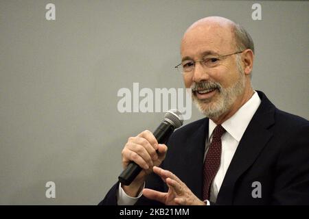 Tom Wolf, candidat sortant et démocrate, et Scott Wagner (non représenté), candidat républicain pour le siège du gouverneur de Pennsylvanie, assistent à un forum étudiant à Philadelphie, en Pennsylvanie, sur 10 octobre 2018. L'événement de au siège du district scolaire de Philadelphie est organisé par le Centre Rendell pour les Civic et l'engagement civique de l'ancien gouverneur Ed Rendell. (Photo de Bastiaan Slabbers/NurPhoto) Banque D'Images