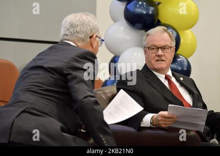 Scott Wagner (à droite), républicain et Tom Wolf, candidat sortant et démocrate pour le siège du gouverneur de Pennsylvanie, assistent à un forum étudiant à Philadelphie, PA, on 10 octobre 2018. L'événement de au siège du district scolaire de Philadelphie est organisé par le Centre Rendell pour les Civic et l'engagement civique de l'ancien gouverneur Ed Rendell. (Photo de Bastiaan Slabbers/NurPhoto) Banque D'Images