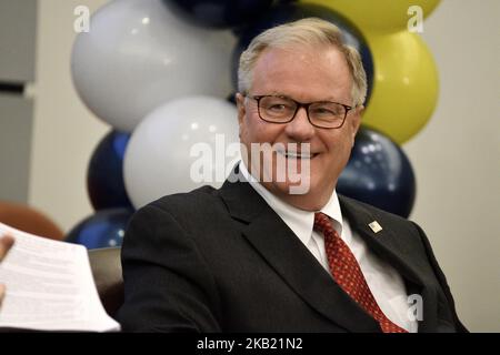 Scott Wagner, républicain et Tom Wolf, candidat sortant et démocrate pour le siège du gouverneur de Pennsylvanie, assistent à un forum étudiant à Philadelphie, PA, on 10 octobre 2018. L'événement de au siège du district scolaire de Philadelphie est organisé par le Centre Rendell pour les Civic et l'engagement civique de l'ancien gouverneur Ed Rendell. (Photo de Bastiaan Slabbers/NurPhoto) Banque D'Images