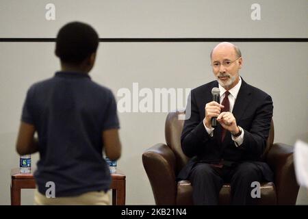 Tom Wolf, candidat sortant et démocrate, et Scott Wagner (non représenté), candidat républicain pour le siège du gouverneur de Pennsylvanie, assistent à un forum étudiant à Philadelphie, en Pennsylvanie, sur 10 octobre 2018. L'événement de au siège du district scolaire de Philadelphie est organisé par le Centre Rendell pour les Civic et l'engagement civique de l'ancien gouverneur Ed Rendell. (Photo de Bastiaan Slabbers/NurPhoto) Banque D'Images