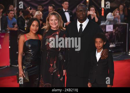 Le réalisateur Steve McQueen, l'épouse Bianca Stigter, le fils Dexter et sa fille Alex assistent à la première européenne des « veuves » et au gala d'ouverture du Festival du film de Londres 62nd de BFI sur 10 octobre 2018 à Londres, en Angleterre. (Photo par Alberto Pezzali/NurPhoto) Banque D'Images