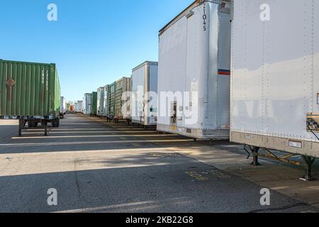 Rangée de nombreuses remorques de camions Banque D'Images