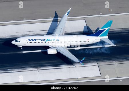 Vue aérienne de l'atterrissage de l'avion WestJet Boeing 737. Avion C-FRWA arrivant vu d'en haut. Arrivée de l'avion WestJet. Banque D'Images