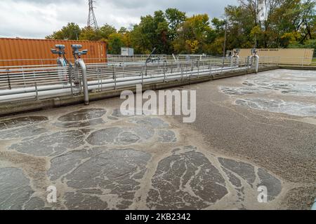 Réservoir d'eaux usées brutes à l'usine de traitement des eaux usées, à la Pennsylvanie, aux États-Unis Banque D'Images