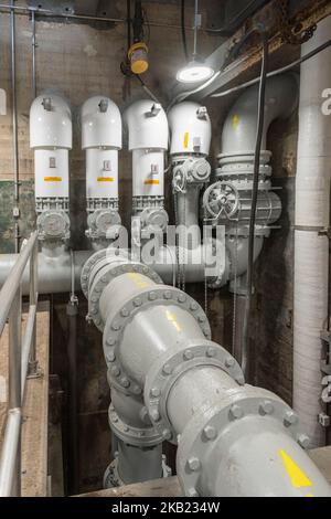 Grands tuyaux dans une usine de traitement des eaux usées, à la même échelle, en Pennsylvanie, aux États-Unis Banque D'Images