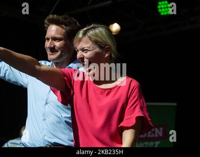 Ludwig Hartmann et Kathatrina Schulze agitant de la scène. Les Verts ( Buendnis 90 / Die Gruenen ) ont tenu son dernier rassemblement avant les élections d'État bavaroises, qui aura lieu le dimanche 14 octobre. Les deux candidats principaux, Katharina Schulze et Ludwig Hartmann, président des Verts Robert Habeck, ont prononcé un discours. Le 11 octobre 2018 à Munich, Allemagne. (Photo par Alexander Pohl/NurPhoto) Banque D'Images