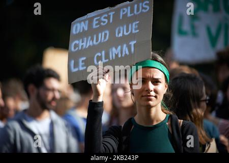 Une jeune femme montre un signe indiquant « nous sommes plus chauds que la planète ». Après le rapport du GIEC sur la différence entre 1,5°C et 2°C du réchauffement climatique, les organisateurs (Gaïa-IEP, IEP signifie Institut d'études politiques) de la Marche pour le climat ont organisé une autre marche pour le climat à Toulouse avec la devise '#It's STILL time'. Des milliers de personnes ont participé au rassemblement puis à la chaîne humaine. Ils ont été bloqués par la police anti-émeute car ils voulaient aller au centre-ville. Toulouse. France. 13 octobre 2018. (Photo d'Alain Pitton/NurPhoto) Banque D'Images