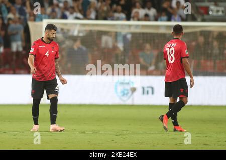 Myrto Uzuni et Elseid Hysaj (L) d'Albanie lors du match du groupe 1 de la Ligue des Nations de l'UEFA entre Israël et l'Albanie au stade Turner à be'er Sheva, en Israël, le 14 octobre 2018. Israël a gagné 2-0. (Photo de Ahmad Mora/NurPhoto) Banque D'Images