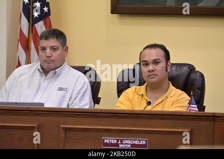 Peter Urscheler, maire à temps partiel de l'arrondissement de Phoenixville, écoute un témoignage lors d'une audience sur l'édifice municipal de Phoenixville, en Pennsylvanie, le 21 août 2018. Afin de promouvoir et d'assurer son récent soulèvement économique, un groupe communautaire a annoncé des plans pour une extension ferroviaire reliant le quartier du comté de Chester à la ville de Philadelphie, à 28 milles au sud-est. (Photo de Bastiaan Slabbers/NurPhoto) Banque D'Images