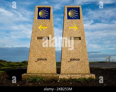 Mai-juin 2018, Espagne. Le Camino de Saint-Jacques (la voie de Saint-Jacques) est un grand réseau d'anciens itinéraires de pèlerin qui s'étendent à travers l'Europe et se rassemblent sur le tombeau de Saint-Jacques (Saint-Jacques en espagnol) à Saint-Jacques-de-Compostelle dans le nord-ouest de l'Espagne. Finisterre (Fisterra en galicien) était à la fois la fin du monde connu jusqu'à ce que Columbus modifie les choses et la destination finale de nombreux pèlerins qui ont fait le voyage à Santiago au cours des siècles passés. Au cours des siècles passés, les pèlerins se sont également poursuivis vers le nord jusqu'au Santuario de Nuestra Señora de la Barca à Muxía, 29km au nord de la « fin Banque D'Images