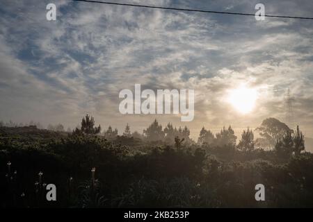 Mai-juin 2018, Espagne. Le Camino de Saint-Jacques (la voie de Saint-Jacques) est un grand réseau d'anciens itinéraires de pèlerin qui s'étendent à travers l'Europe et se rassemblent sur le tombeau de Saint-Jacques (Saint-Jacques en espagnol) à Saint-Jacques-de-Compostelle dans le nord-ouest de l'Espagne. Finisterre (Fisterra en galicien) était à la fois la fin du monde connu jusqu'à ce que Columbus modifie les choses et la destination finale de nombreux pèlerins qui ont fait le voyage à Santiago au cours des siècles passés. Au cours des siècles passés, les pèlerins se sont également poursuivis vers le nord jusqu'au Santuario de Nuestra Señora de la Barca à Muxía, 29km au nord de la « fin Banque D'Images