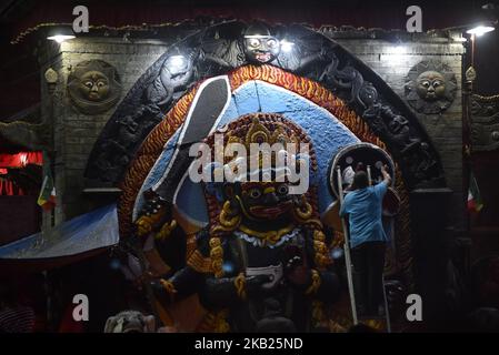 Un prêtre local appliquant des couleurs dans l'effigie de Kaal Bhairav à la place Basantapur Durbar, Katmandou, Népal mardi, 16 octobre 2018. (Photo de Narayan Maharajan/NurPhoto) Banque D'Images