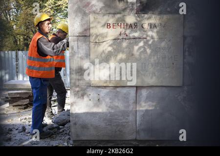 Démolition du monument de l'Armée rouge sur la base de la loi de dédécomposition de Varsovie sur 17 octobre 2018. (Photo de Maciej Luczniewski/NurPhoto) Banque D'Images