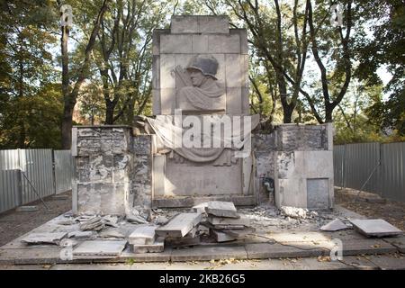 Démolition du monument de l'Armée rouge sur la base de la loi de dédécomposition de Varsovie sur 17 octobre 2018. (Photo de Maciej Luczniewski/NurPhoto) Banque D'Images