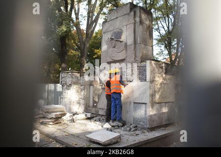 Démolition du monument de l'Armée rouge sur la base de la loi de dédécomposition de Varsovie sur 17 octobre 2018. (Photo de Maciej Luczniewski/NurPhoto) Banque D'Images