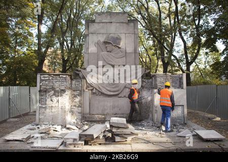 Démolition du monument de l'Armée rouge sur la base de la loi de dédécomposition de Varsovie sur 17 octobre 2018. (Photo de Maciej Luczniewski/NurPhoto) Banque D'Images