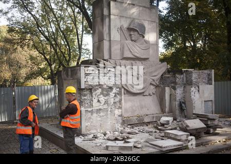 Démolition du monument de l'Armée rouge sur la base de la loi de dédécomposition de Varsovie sur 17 octobre 2018. (Photo de Maciej Luczniewski/NurPhoto) Banque D'Images