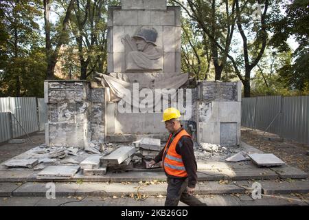 Démolition du monument de l'Armée rouge sur la base de la loi de dédécomposition de Varsovie sur 17 octobre 2018. (Photo de Maciej Luczniewski/NurPhoto) Banque D'Images