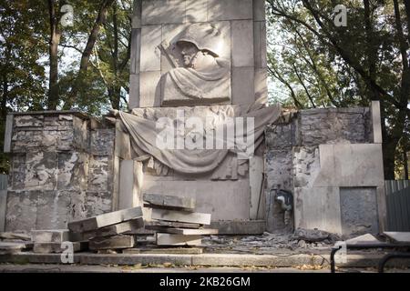 Démolition du monument de l'Armée rouge sur la base de la loi de dédécomposition de Varsovie sur 17 octobre 2018. (Photo de Maciej Luczniewski/NurPhoto) Banque D'Images