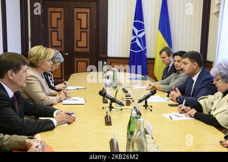 Le Premier ministre ukrainien, Volodymyr Groisman, et le Président de l'Assemblée parlementaire de l'OTAN, Rasa Jukneviciene, lors d'une réunion à Kiev, en Ukraine. 16-10-2018 (photo de Maxym Marusenko/NurPhoto) Banque D'Images