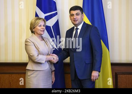 Le Premier ministre ukrainien, Volodymyr Groisman, et le Président de l'Assemblée parlementaire de l'OTAN, Rasa Jukneviciene, lors d'une réunion à Kiev, en Ukraine. 16-10-2018 (photo de Maxym Marusenko/NurPhoto) Banque D'Images