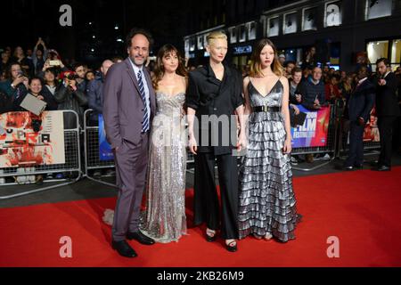 Luca Guadagnino (1L), Dakota Johnson (2L), Tilda Swinton (2R) et Mia Goth participent à la première du Royaume-Uni de 'Suspiria' & Headline Gala lors du BFI London film Festival on 16 octobre 2018 62nd à Londres, en Angleterre. (Photo par Alberto Pezzali/NurPhoto) Banque D'Images