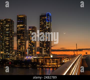 Paysage urbain de Miami la nuit / coucher de soleil avec croissant de lune Banque D'Images