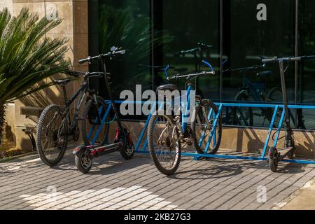 Parking pour vélos dans la cour de l'école. Banque D'Images