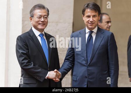 Le Premier ministre italien Giuseppe Conte (L) et le Président sud-coréen Moon Jae-in (R) se mettent la main à l'arrivée de Jae-in pour leur réunion au Palazzo Chigi à Rome, en Italie, sur 17 octobre 2018. (Photo de Michele Spatari/NurPhoto) Banque D'Images